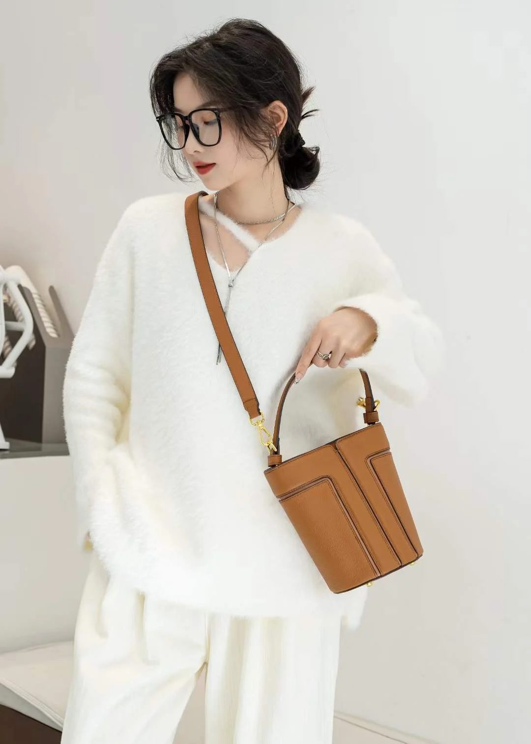 Top Layer Cowhide Trendy Large Capacity Tote Shoulder Bag - Image 2