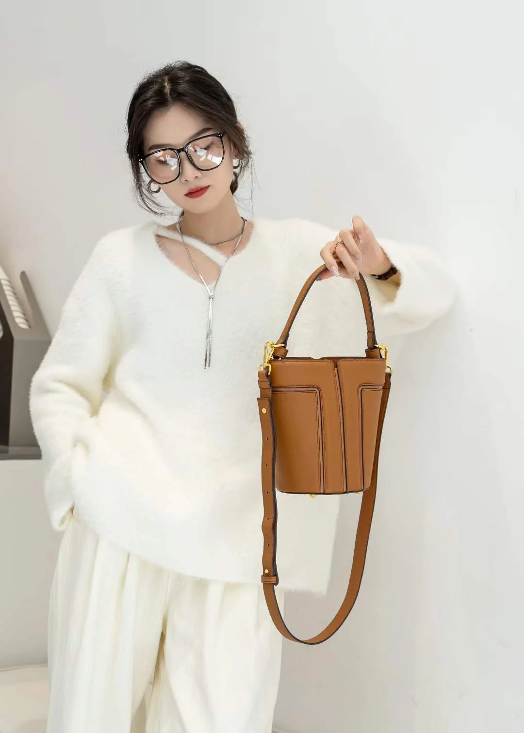 Top Layer Cowhide Trendy Large Capacity Tote Shoulder Bag - Image 7