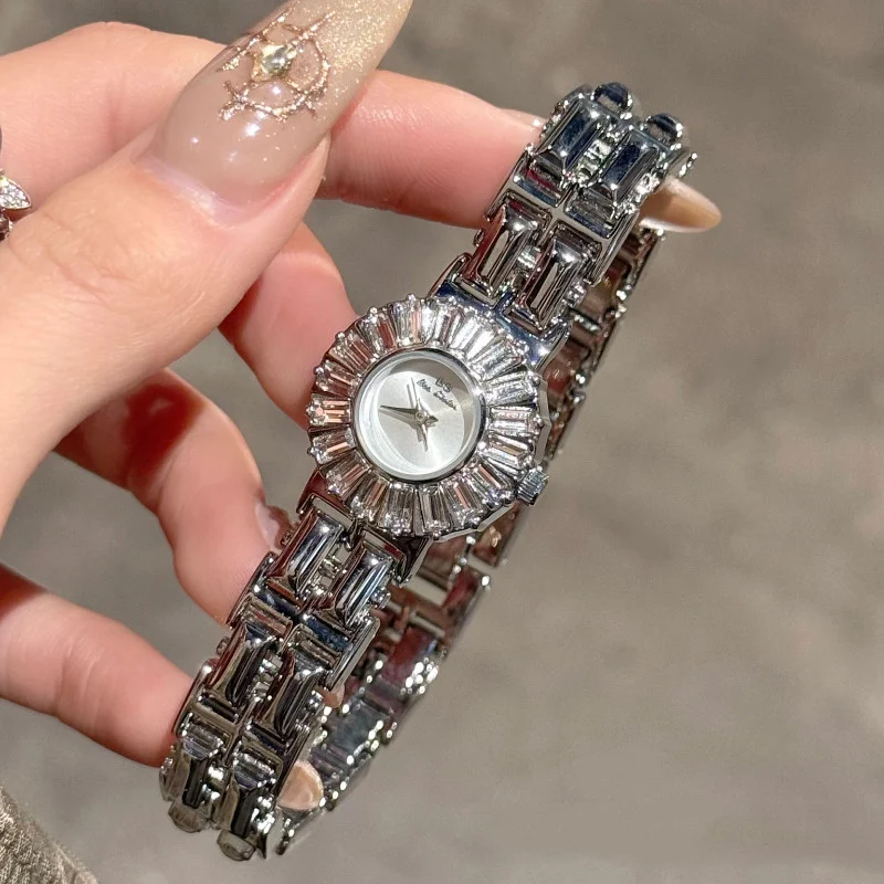 Luxury Niche High-end Watch With A Dazzling Diamond-studded Gold Designstylish And Sophisticated For Women - Image 2